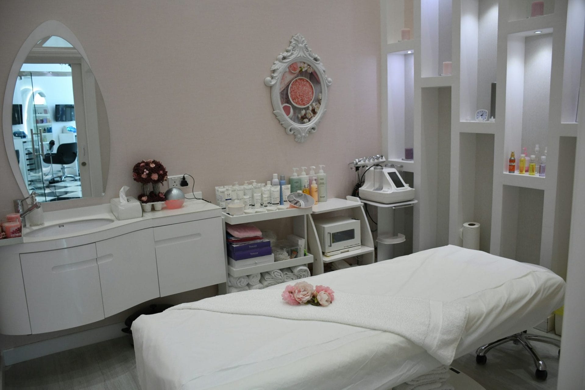 A beauty salon with a white table and chairs.